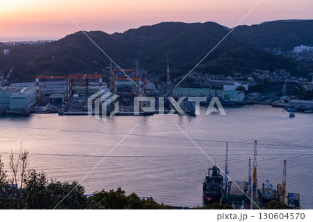 《長崎県》長崎港造船所の夕景・鍋冠山の眺望 130604570