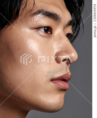 男性の横顔アップ(AI生成画像) 男性の横顔アップ(AI生成画像) 130604959
