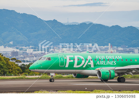牧之原市の富士山静岡空港の滑走路を走行する飛行機(静岡県) 130605098