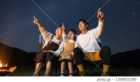 星空を見上げながら寄り添う3人家族　キャンプ 130605390