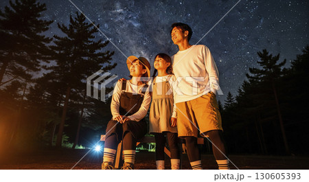 星空を見上げながら寄り添う3人家族　キャンプ 130605393