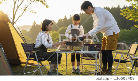 朝食の準備を手伝う子どもと両親 キャンプ・アウトドア 朝食の準備を手伝う子どもと両親 キャンプ・アウトドア 130605409