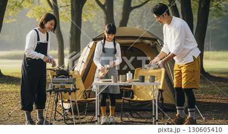 朝食の準備を手伝う子どもと両親　キャンプ・アウトドア 130605410
