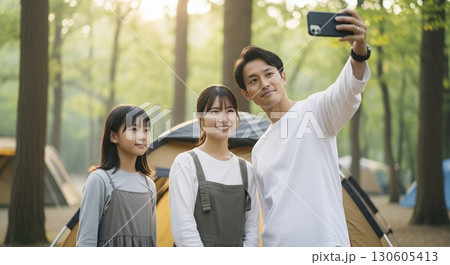 テントの前で自撮りをする家族　キャンプ・アウトドア 130605413