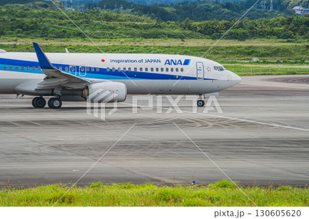 牧之原市の富士山静岡空港の滑走路を走行する飛行機(静岡県) 130605620