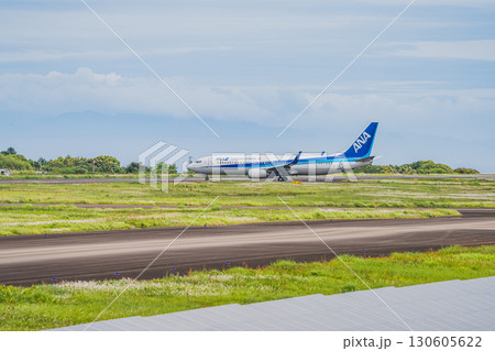 牧之原市の富士山静岡空港の滑走路を走行する飛行機(静岡県) 130605622