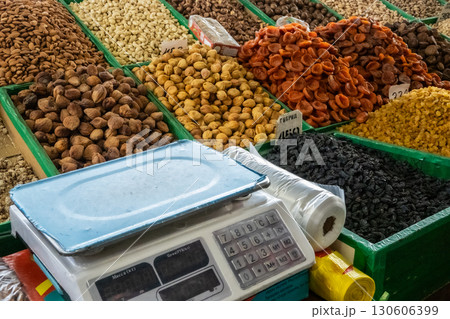 キルギス_オシュ・バザール 130606399