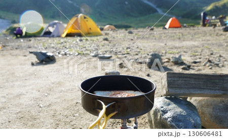キャンプ場での朝食 キャンプ場での朝食 130606481