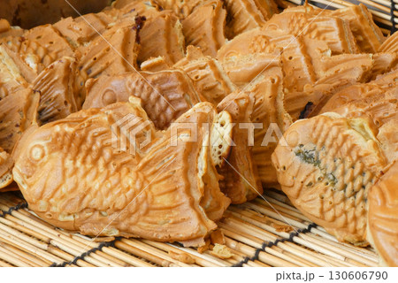 夏祭り、秋祭り、初詣などの屋台の定番和菓子、祭り屋台のたい焼きの写真 夏祭り、秋祭り、初詣などの屋台の定番和菓子、祭り屋台のたい焼きの写真 130606790