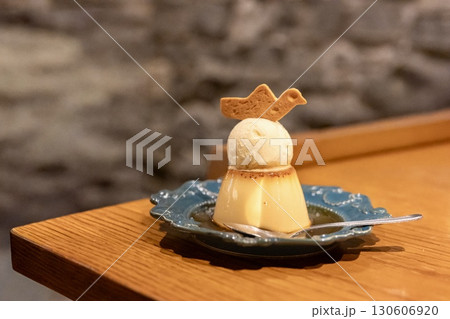 小鳥クッキーを飾ったプリンとバニラアイスのデザート 小鳥クッキーを飾ったプリンとバニラアイスのデザート 130606920