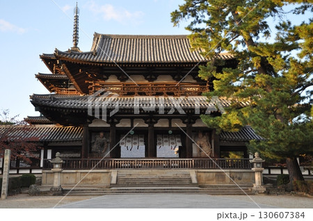 11月、秋の法隆寺の山門正面 130607384