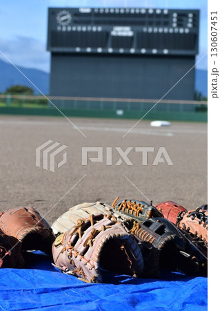野球の試合前のグローブ 野球の試合前のグローブ 130607451