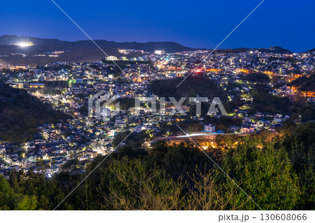《長崎県》長崎市住宅街の夜景・鍋冠山の眺望 《長崎県》長崎市住宅街の夜景・鍋冠山の眺望 130608066