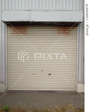 店舗に設置されている商品搬入用のシャッター 130608476