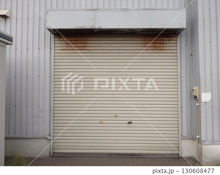 店舗に設置されている商品搬入用のシャッター 130608477