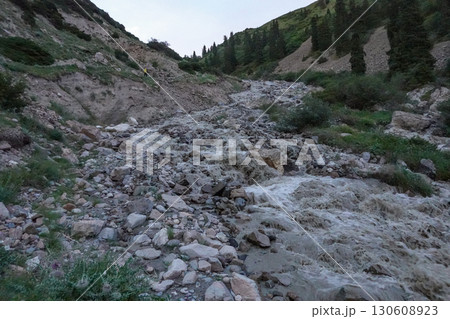 キルギス_ドングルメ川沿いのトレイル 130608923