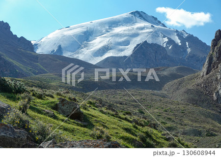 キルギス_ドングルメ川沿いのトレイル 130608944