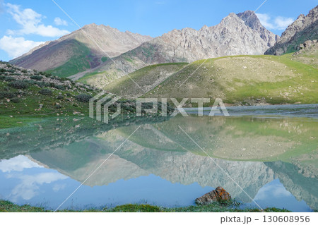 キルギス_ドングルメ川沿いのトレイル 130608956