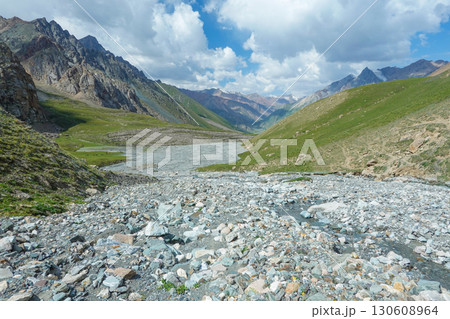 キルギス_ドングルメ川沿いのトレイル 130608964