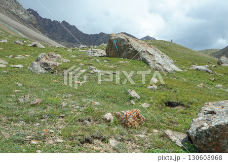 キルギス_ドングルメ川沿いのトレイル キルギス_ドングルメ川沿いのトレイル 130608968
