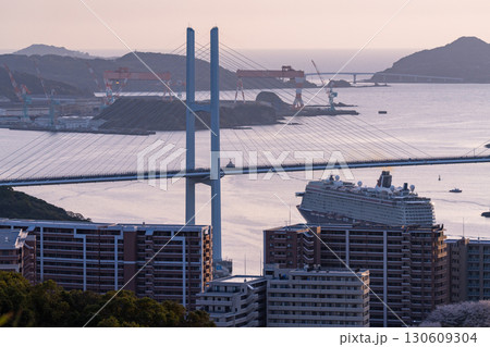 《長崎県》女神大橋と出航する豪華客船・鍋冠山の眺望 130609304