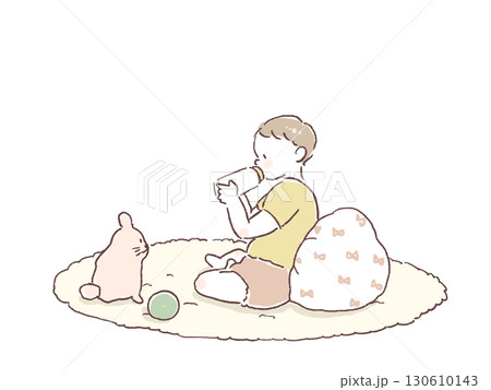 クッションにもたれて哺乳瓶でミルクを飲む赤ちゃん、ぬいぐるみ、ボール 130610143