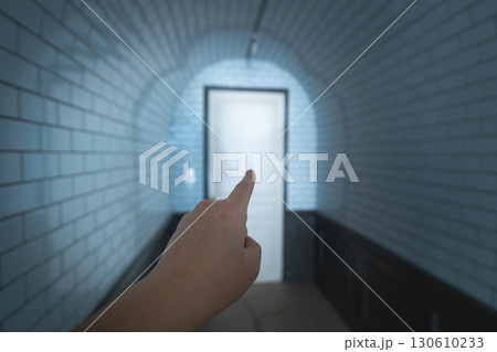 ドアのある通路 130610233