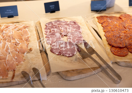 ホテルレストランの美味しい朝食ビュッフェのサラミ等の肉料理 ホテルレストランの美味しい朝食ビュッフェのサラミ等の肉料理 130610473