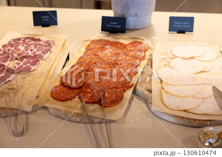 ホテルレストランの美味しい朝食ビュッフェのサラミ等の肉料理 130610474