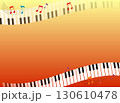 ピアノの鍵盤と音符のある赤とオレンジ色の背景のイラスト 130610478
