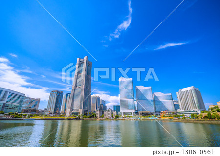 日本の横浜都市景観9月6日。横浜ランドマークタワーなど横浜の街を望む 130610561