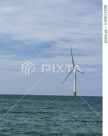 海上の風車(入善沖洋上風力発電所 ※富山県 入善町) 海上の風車(入善沖洋上風力発電所 ※富山県 入善町) 130611096