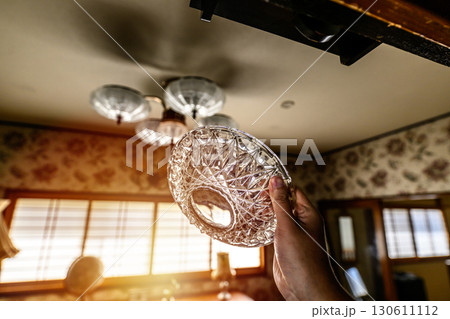 灰皿を持つ男性 130611112