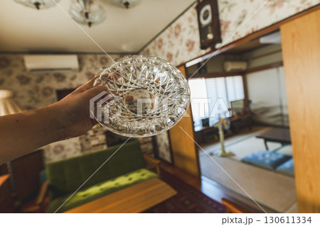 灰皿を持つ男性 130611334