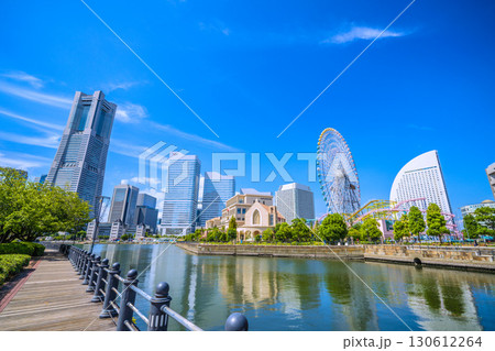 日本の横浜都市景観9月6日。横浜ランドマークタワーやアニヴェルセルみなとみらい横浜などを望む 130612264