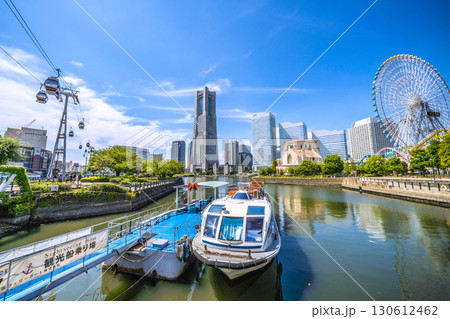 日本の横浜都市景観9月6日。横浜ランドマークタワーや運河パーク観光船乗り場などを望む 130612462