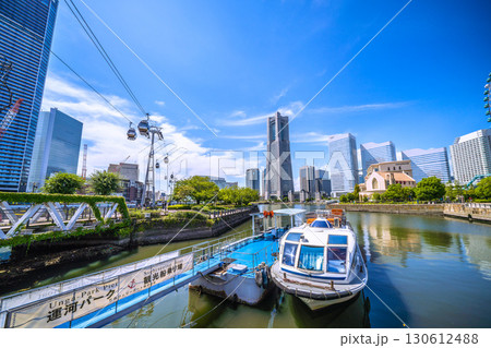 日本の横浜都市景観9月6日。横浜ランドマークタワーや運河パーク観光船乗り場などを望む 130612488