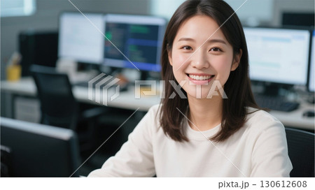 オフィスでデスクワークをする若い女性 130612608
