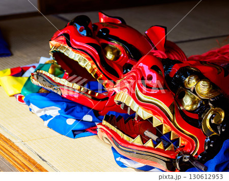伝統行事に使われる赤い獅子舞の面 伝統行事に使われる赤い獅子舞の面 130612953