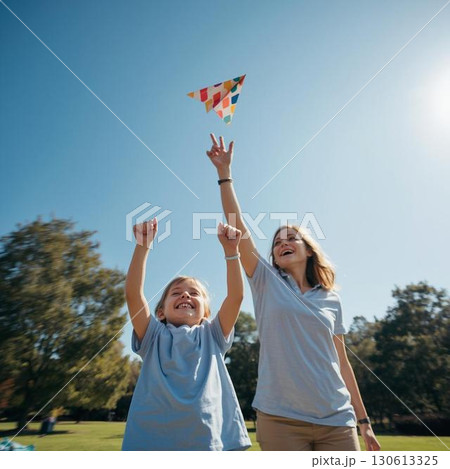 紙飛行機を飛ばす親子 130613325