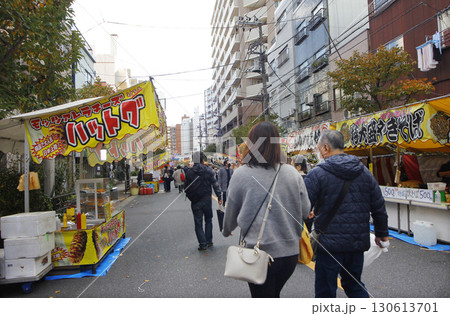賑やかな露店 130613701