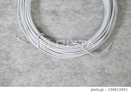 灰色背景の巻かれた電線 130613851