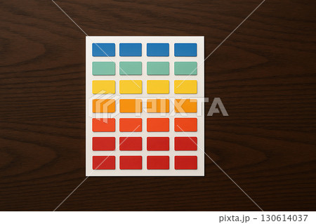 色分けされたインデックスシールが整然と並ぶ机上「AI生成画像」 色分けされたインデックスシールが整然と並ぶ机上「AI生成画像」 130614037