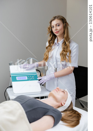 Skincare Professional Operating Facial Treatment Device Skincare Professional Operating Facial Treatment Device 130614101