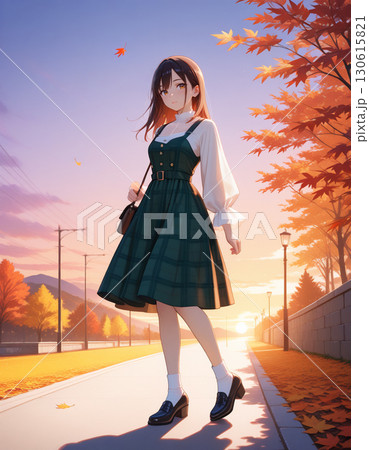 紅葉並木を散歩する、穏やかな笑顔の女性 130615821