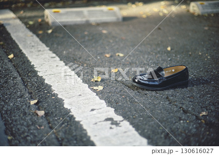駐車場に落ちた片方のローファー 130616027