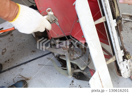 農機具の整備 ― 稲刈り機のメンテナンス作業 130616201