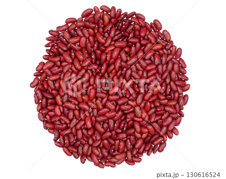 Top view of red kidney beans neatly arranged in a circular shape on a clean white background. Perfect for use in healthy food concepts Top view of red kidney beans neatly arranged in a circular shape on a clean white background. Perfect for use in healthy food concepts 130616524