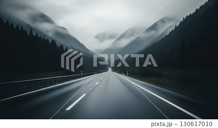 人生の旅路を象徴する一枚 霧の中へと消えていく孤独な道路 130617010