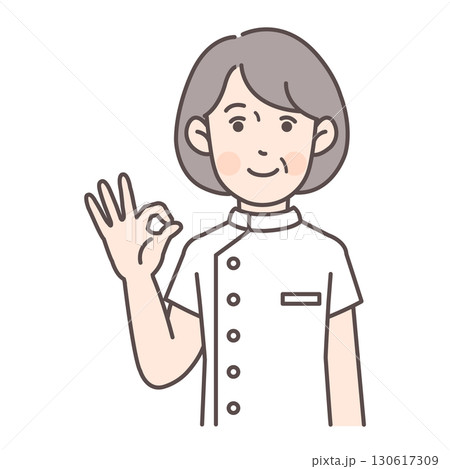 OKサインを出すシニア女性看護師 130617309